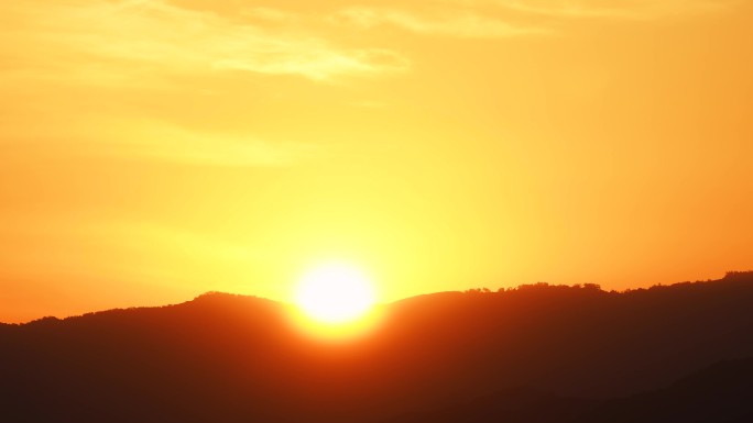 山峰日出延时远山太阳升起来清晨金色天空