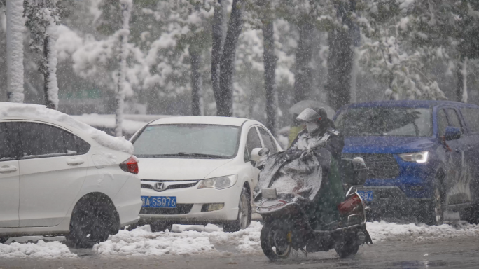 风雪中的市民骑车艰难前行升格空镜