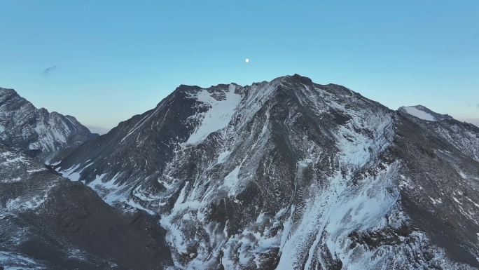 航拍月色下的四川阿坝岷山山脉四根香峰