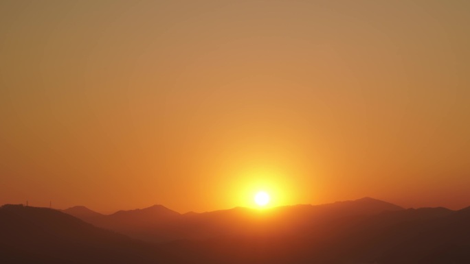 山峰日出延时远山太阳升起来清晨金色天空