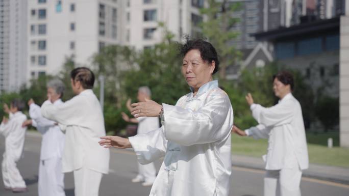 小区老人锻炼打太极