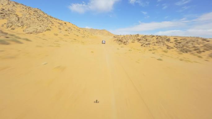 穿越机拍车在沙漠中行驶