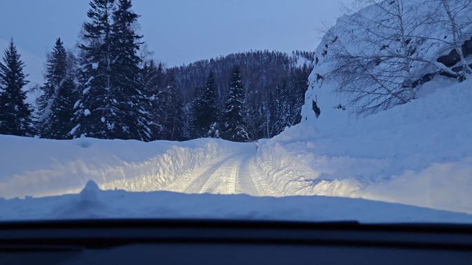 汽车行驶在大雪覆盖的新疆219国道上