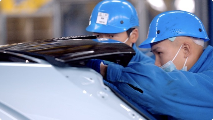 新能源汽车工厂总装车间汽车后尾的安装