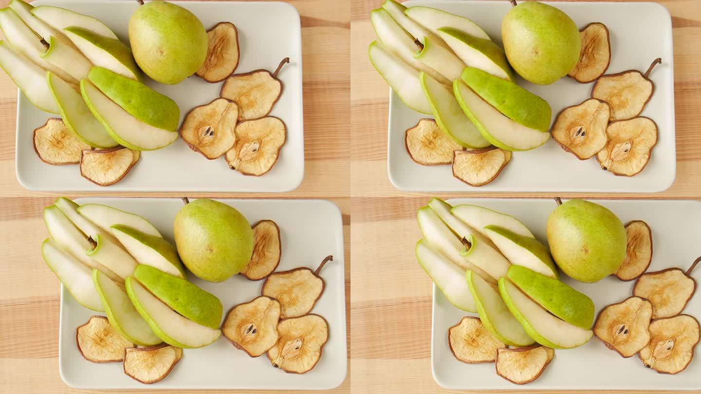 把新鲜的干梨放在盘子里。