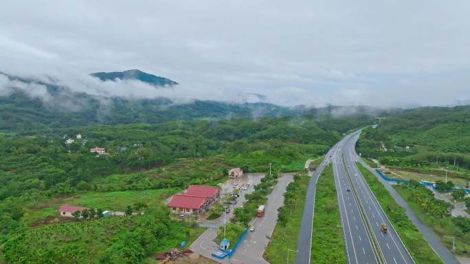 航拍海南中线高速服务区公路