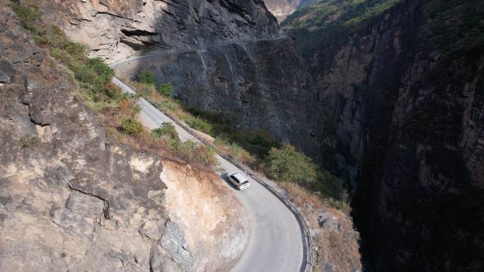 航拍崎岖山路行车