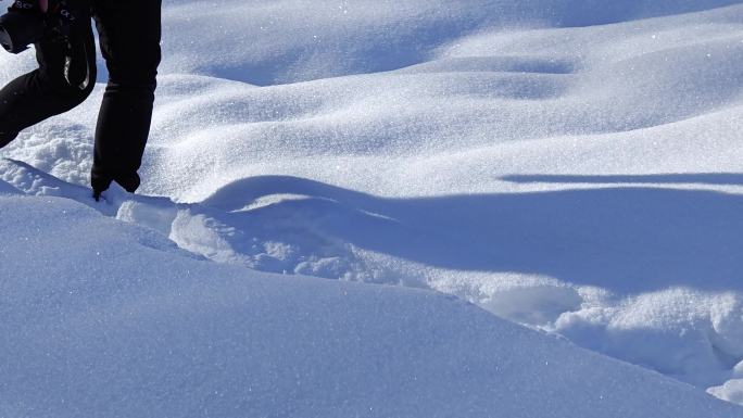 走在雪地里的双腿