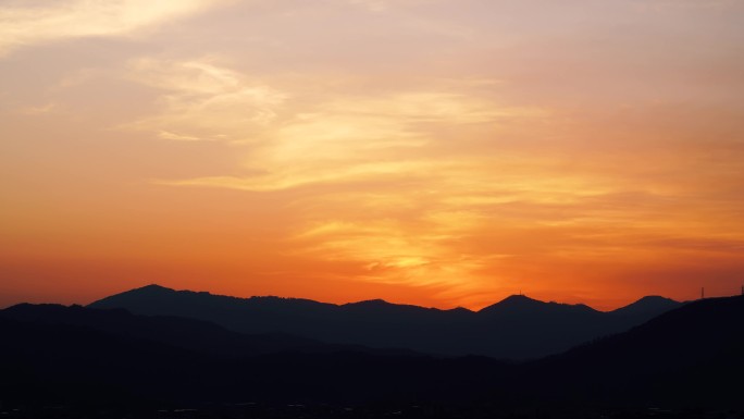 山脉森林夜幕降临远山天黑山峰天色渐渐变暗