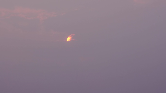 云层里的太阳 天空移动的云太阳穿云