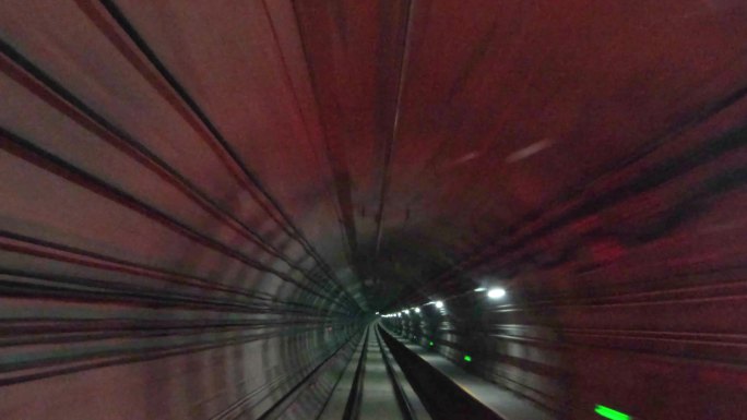 唯美城市地铁隧道中穿梭快速行驶第一视角