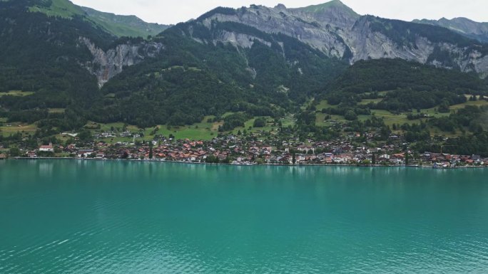 无人机拍摄的布里恩茨湖(Brienzersee)，背景是布里恩茨村，瑞士