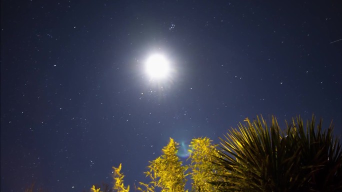 月亮在繁星满天的夜空中移动的延时视图