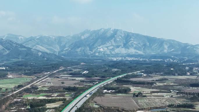 冬季阳光下桂林积雪的高山和山边的高速公路