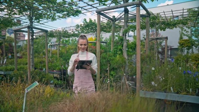 活跃的女园丁用现代技术分析装饰植物的健康和生长