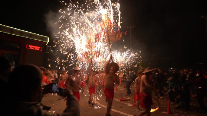 新年龙年广东潮汕民俗烟花火龙