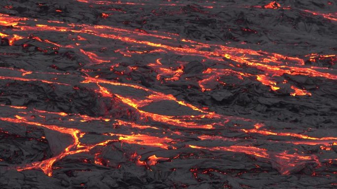 冰岛。火山喷发。炽热的熔岩正在蔓延。火山熔岩河的景观，从地球的地幔中喷出天然的热液体。全球变暖和气候