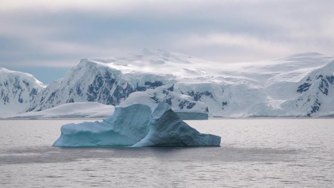 融化的冰山碎片在海洋或海洋。巨大的冰川。北极圈的冰川正在融化。北极的冰川。南极洲的山地景观。生态问题