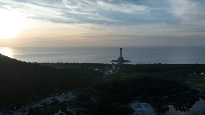 航拍的观音雕像在海边的南山寺，中国海南岛