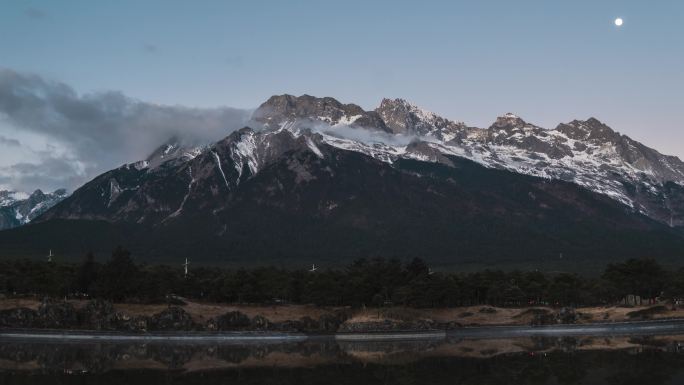 玉龙雪山日照金山