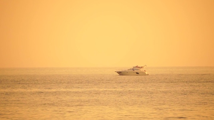 平静的海面上的游艇。豪华游轮之旅。深蓝色水面上白色小船的侧视图。鸟瞰富裕的游艇在海上航行。夏季豪华游