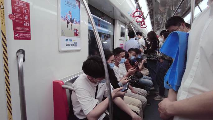 乘坐地铁玩手机的年轻人