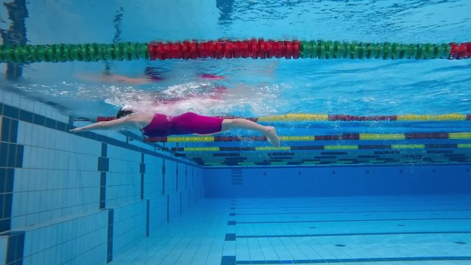 女子自由泳、空翻、水下游泳运动员