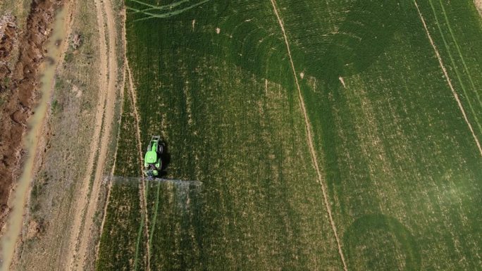 无人机拍摄的农田。季节性土壤栽培和灌溉