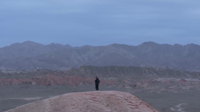 航拍群山环绕人物背影旋转大山