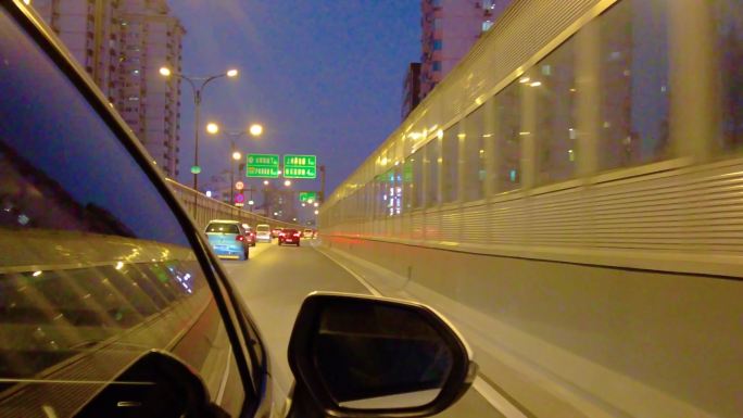 城市夜晚汽车在马路上行驶夜景视频素材4