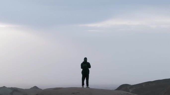 航拍人物大山旋转夕阳一个人的旅行