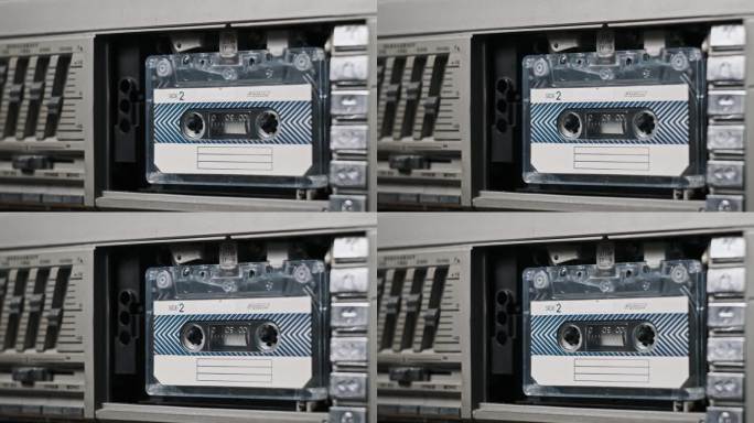 音频磁带录音机回放，插入和弹出老式音频磁带特写