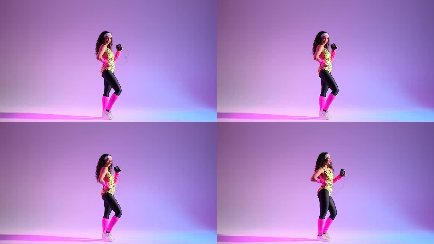 女人跳舞与个人立体声在紫色的背景