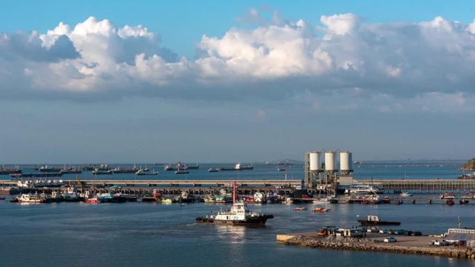 夕阳工业景观工程运输起重机仓库在物流出口终端控制。轮廓仓库货运背景集装箱堆场装载码头边港口与copy