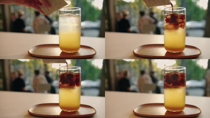 咖啡馆里木制托盘里的咖啡加冰、橙汁和糖浆的特写