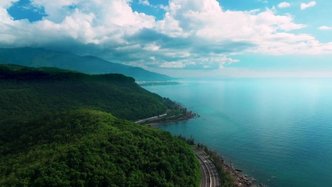 海滨弯道的鸟瞰图面对大海清澈水底美丽大海