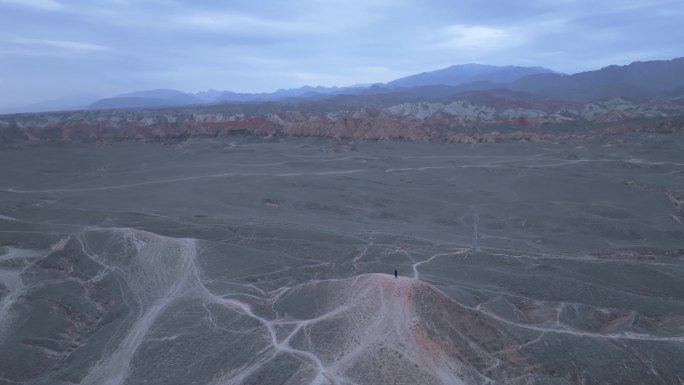 人物大山深处航拍地貌群山丘陵