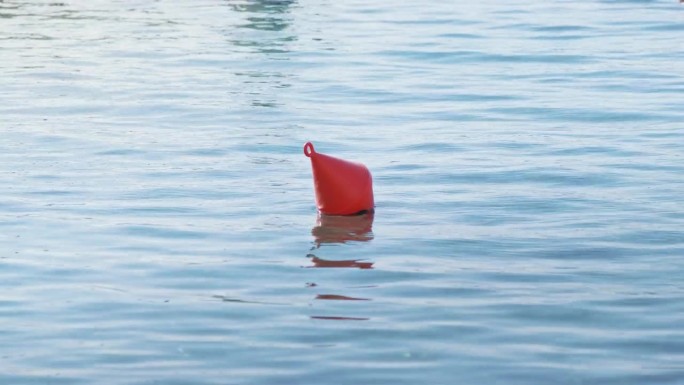 警告浮标漂浮在海湾中央的波纹上