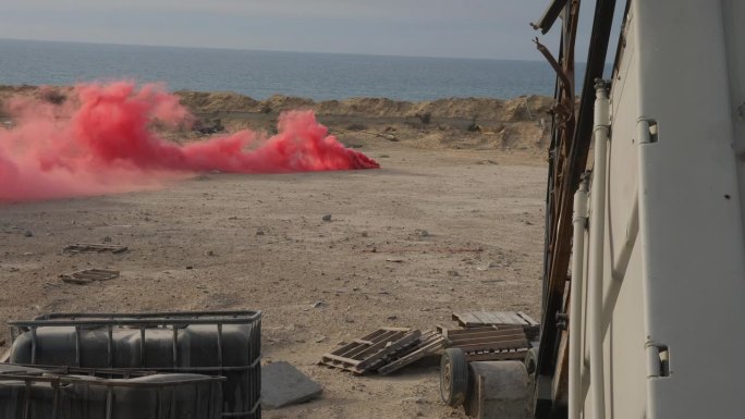 在巴勒斯坦加沙地带的海滩上测试一枚红色烟雾弹