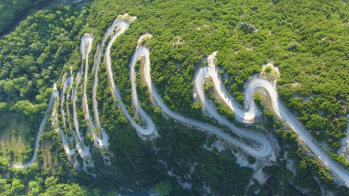 这条弯弯曲曲的道路通往位于欧洲希腊伊庇鲁斯地区风景如画的扎戈里山区的Papigko村