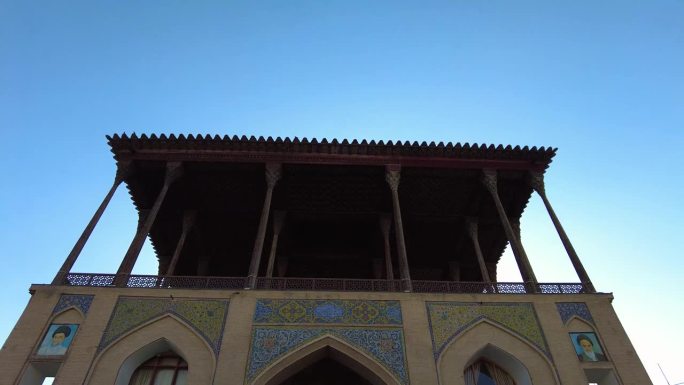历史悠久的阿里卡普宫殿在伊斯法罕一个阳光明媚的夏日旅游景点参观伊朗美丽的建筑文化和当地人民的古城景观