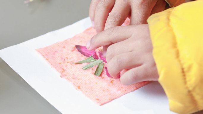 儿童用干树叶花瓣制作创意手工花纸