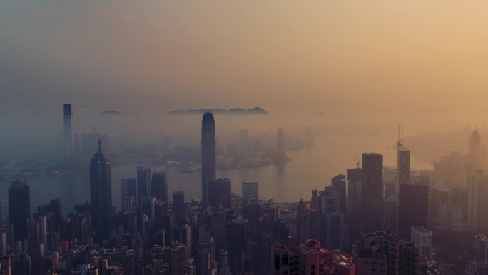 鸟瞰日出时的香港市景