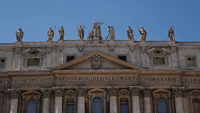 梵蒂冈城。圣彼得大教堂的雕像，圣彼得大教堂对面的马德尔诺喷泉，阳光明媚的日子里，罗马圣彼得广场喷泉的