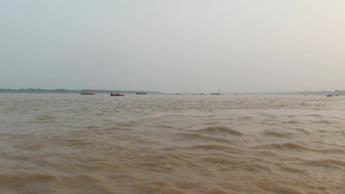 电影恒河依然平静浑浊棕色河游船chowk运河船瓦拉纳西印度北部邦古圣城奇奇亚加特邦风景灰色多云下午泛