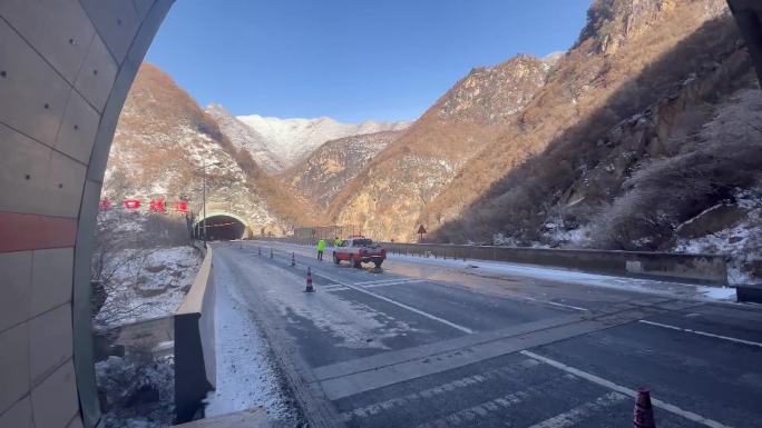 冬季高速路铲雪除冰保障道路通畅