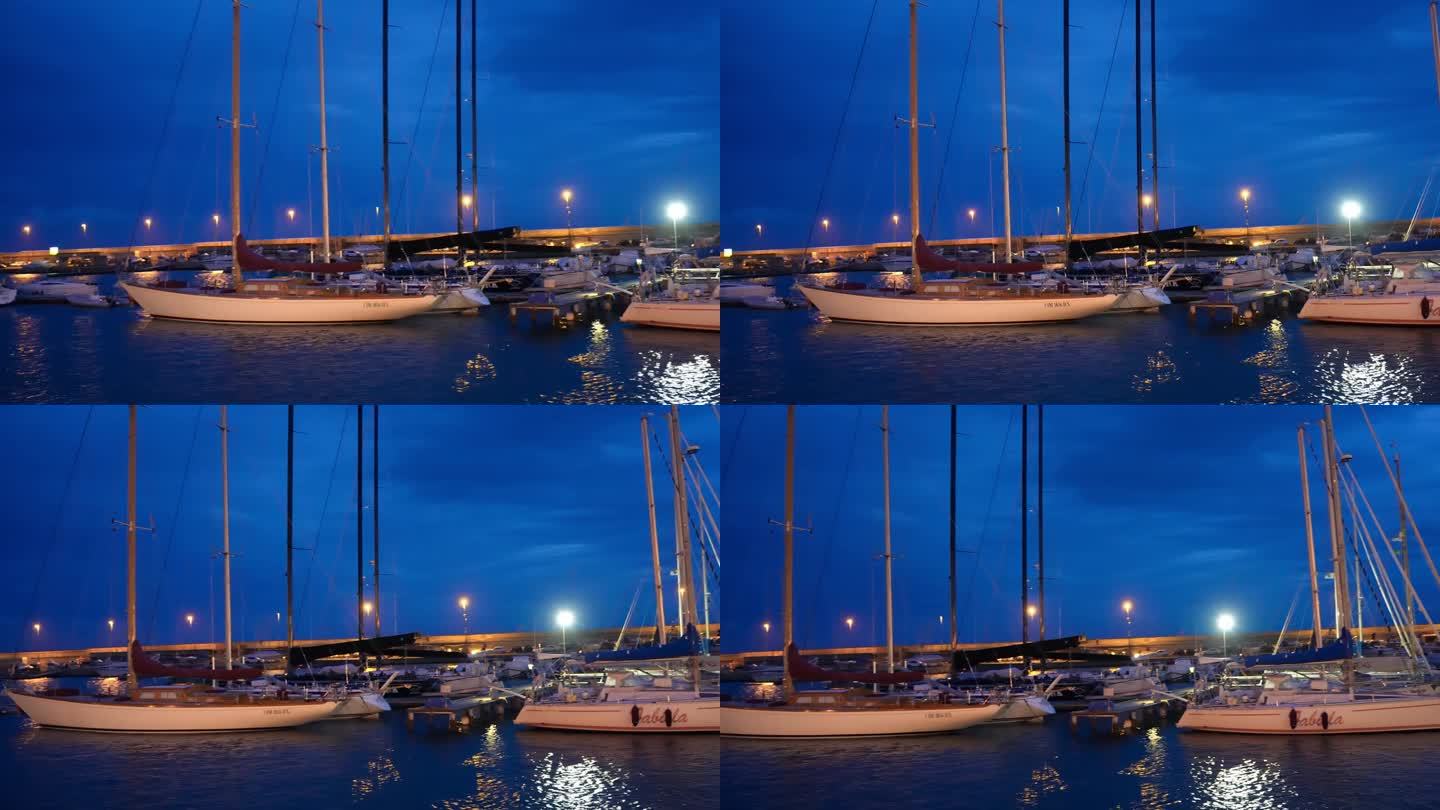 夜晚的圣雷莫，沿着港口划着船