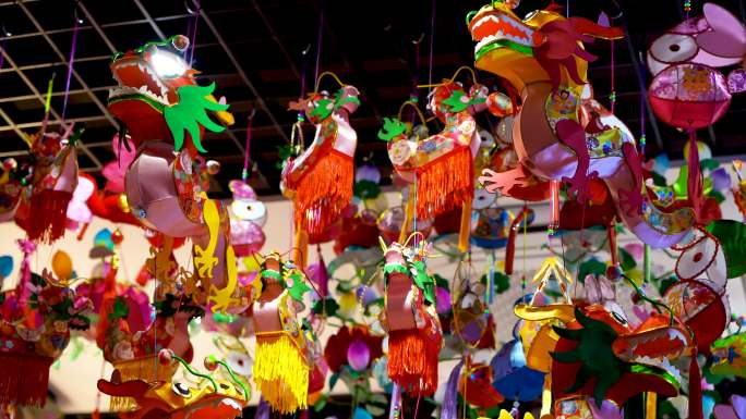 中国秦淮灯会夜市上悬挂的传统风格的龙灯
