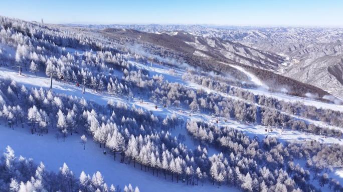唯美的滑雪场全景航拍