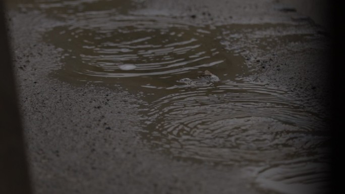 雨天雨水滴落在泥土地上